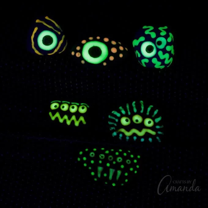 Galets monstres peints avec des détails phosphorescents