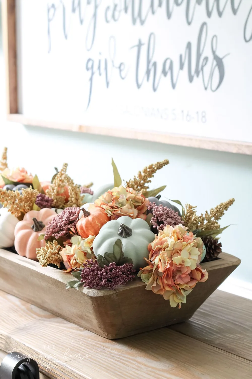 Grande coupe en bois avec fleurs et citrouilles pour l’automne