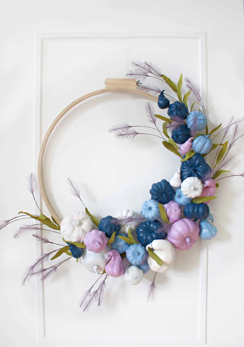 Grande couronne d’automne avec citrouilles et fleurs
