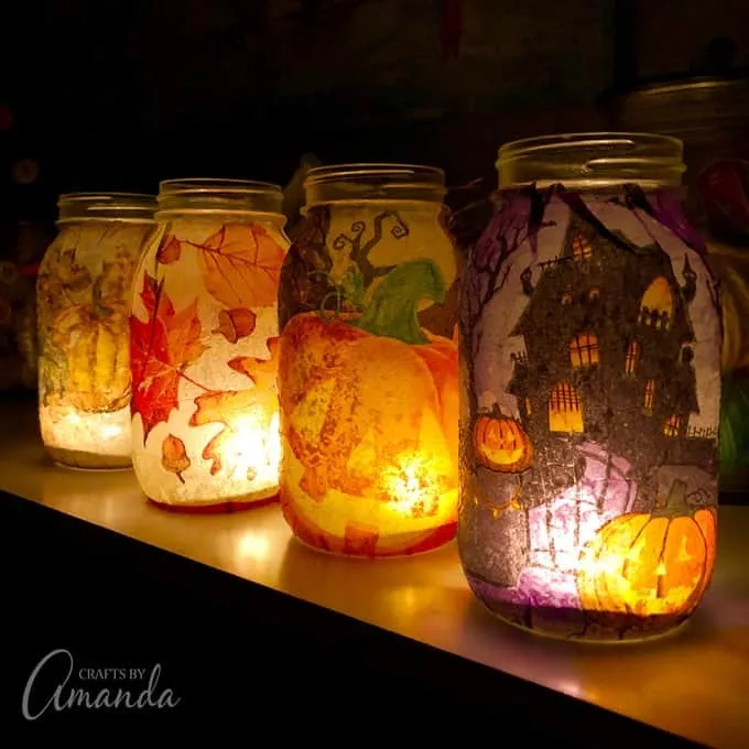 Lanternes d’automne en bocaux décorées de feuilles colorées