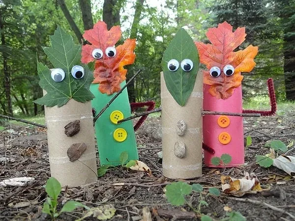 Marionnettes d’automne avec des visages en forme de feuilles
