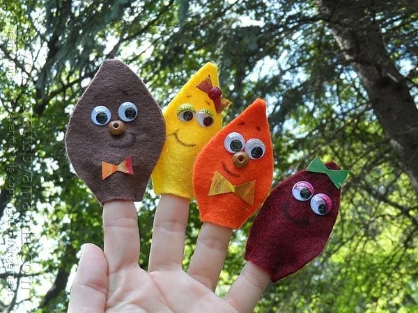 Marionnettes de doigts en feutrine en forme de feuilles colorées