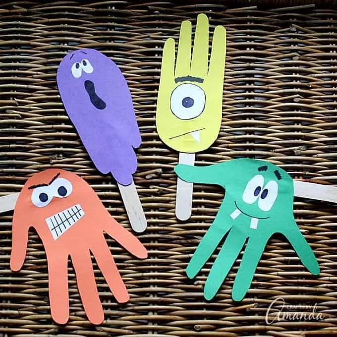 Marionnettes monstres colorées fabriquées à partir de formes de mains