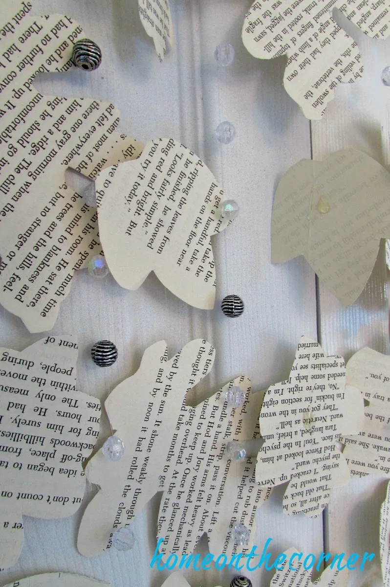Mobile d’automne composé de feuilles découpées dans des pages de livre