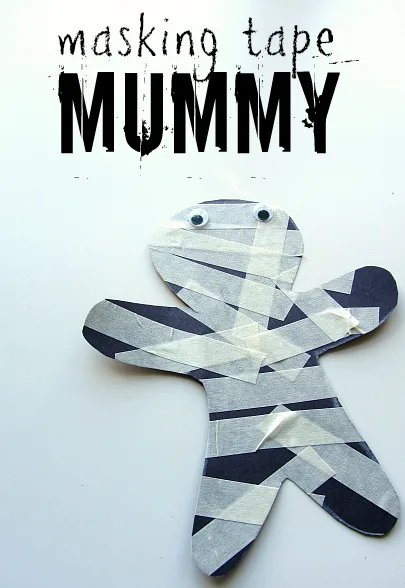 Momie d’Halloween en carton recouverte de ruban adhésif