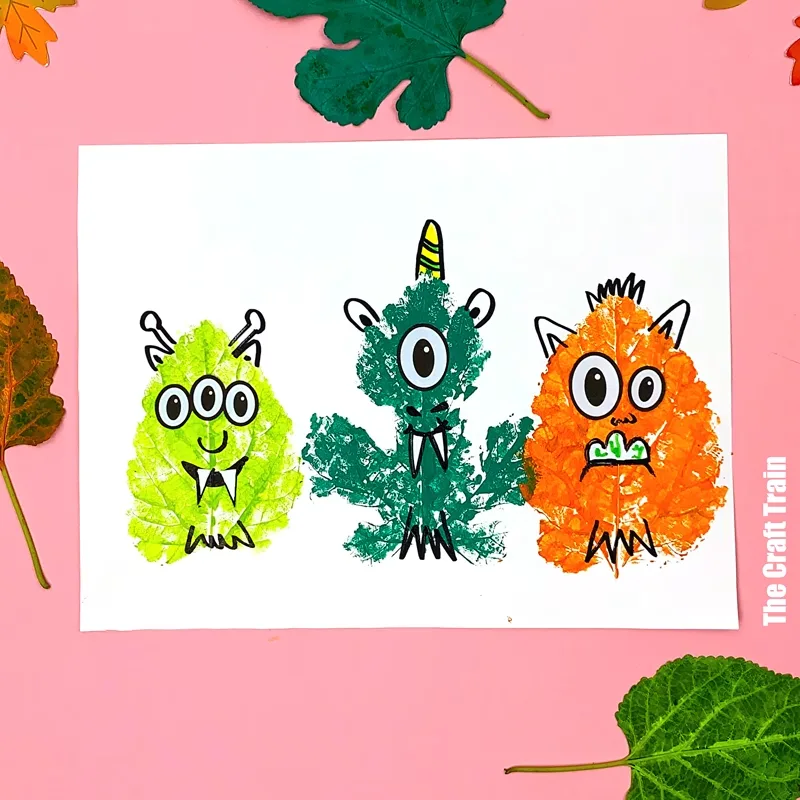 Monstres colorés imprimés avec des feuilles