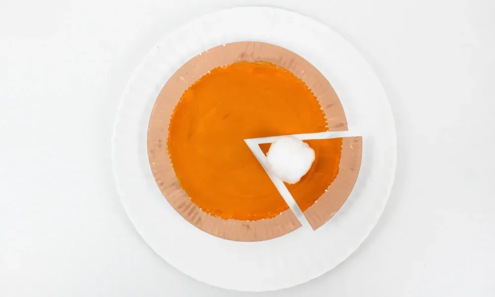 Part de tarte à la citrouille fabriquée avec une assiette en carton
