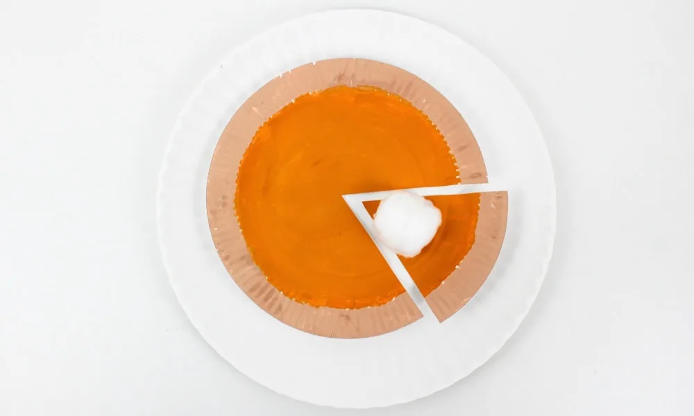 Part de tarte à la citrouille fabriquée avec une assiette en carton
