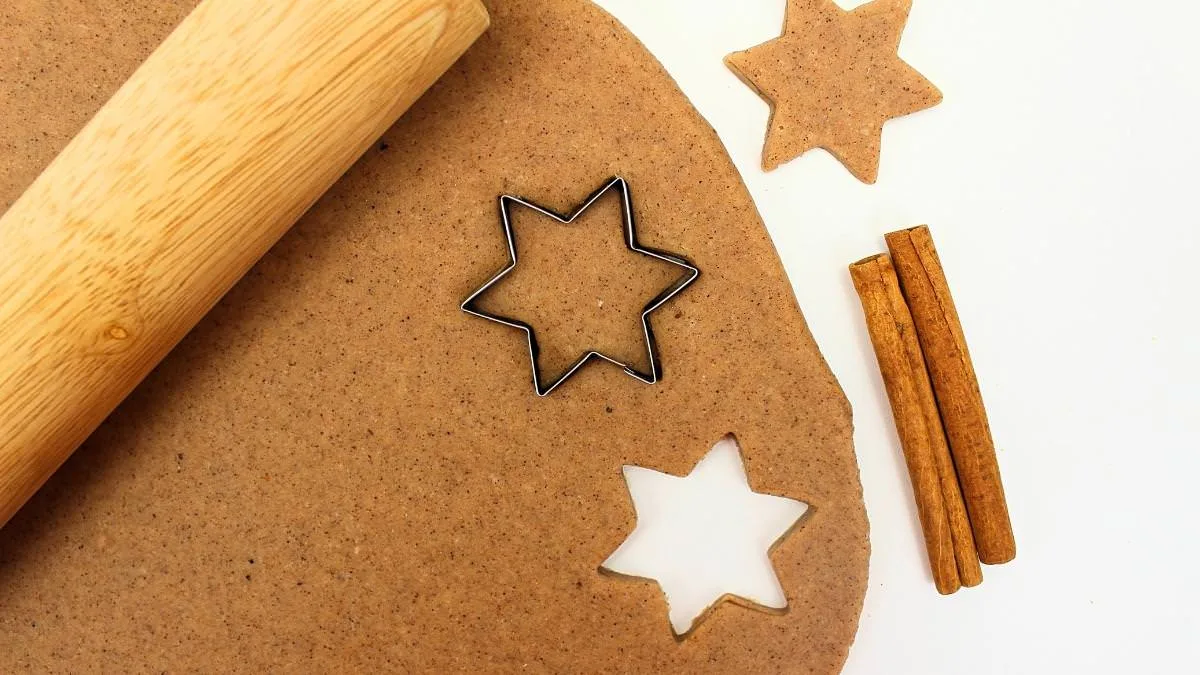 Pâte à modeler brune parfumée à la cannelle avec formes d’étoiles