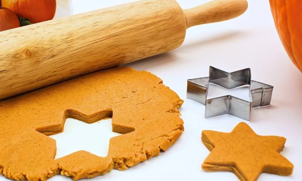 Pâte à modeler orange à la citrouille avec formes d’automne