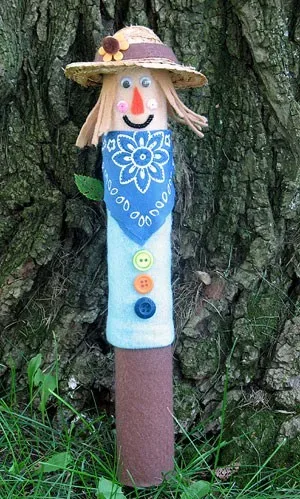 Petit épouvantail d’automne fabriqué avec un rouleau en carton
