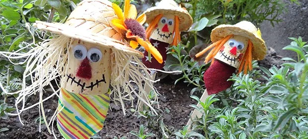 Petits épouvantails d’automne réalisés avec des bâtonnets en bois