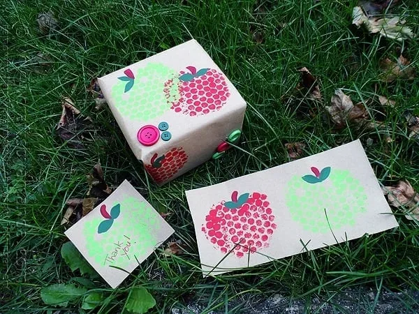 Pommes rouges et vertes imprimées avec du papier bulle