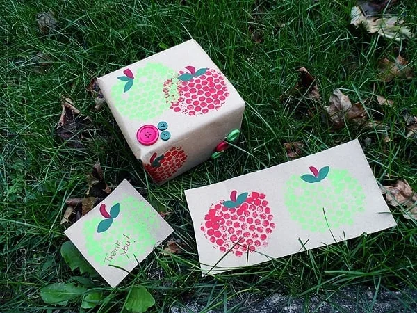 Pommes rouges et vertes imprimées avec du papier bulle
