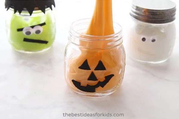 Slime d’Halloween dans des petits pots