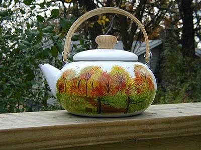 Théière décorative peinte avec un paysage d’arbres en automne