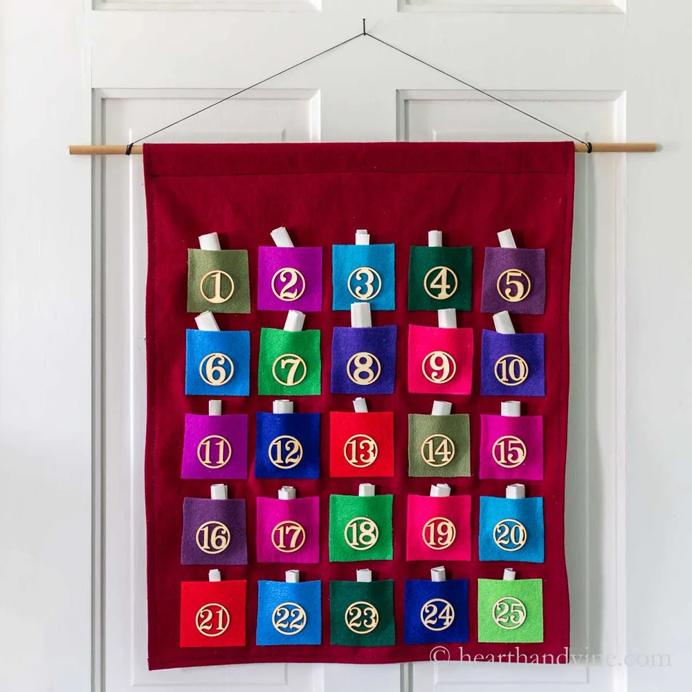 Un calendrier en feutrine avec petites poches – calendrier de l’Avent DIY