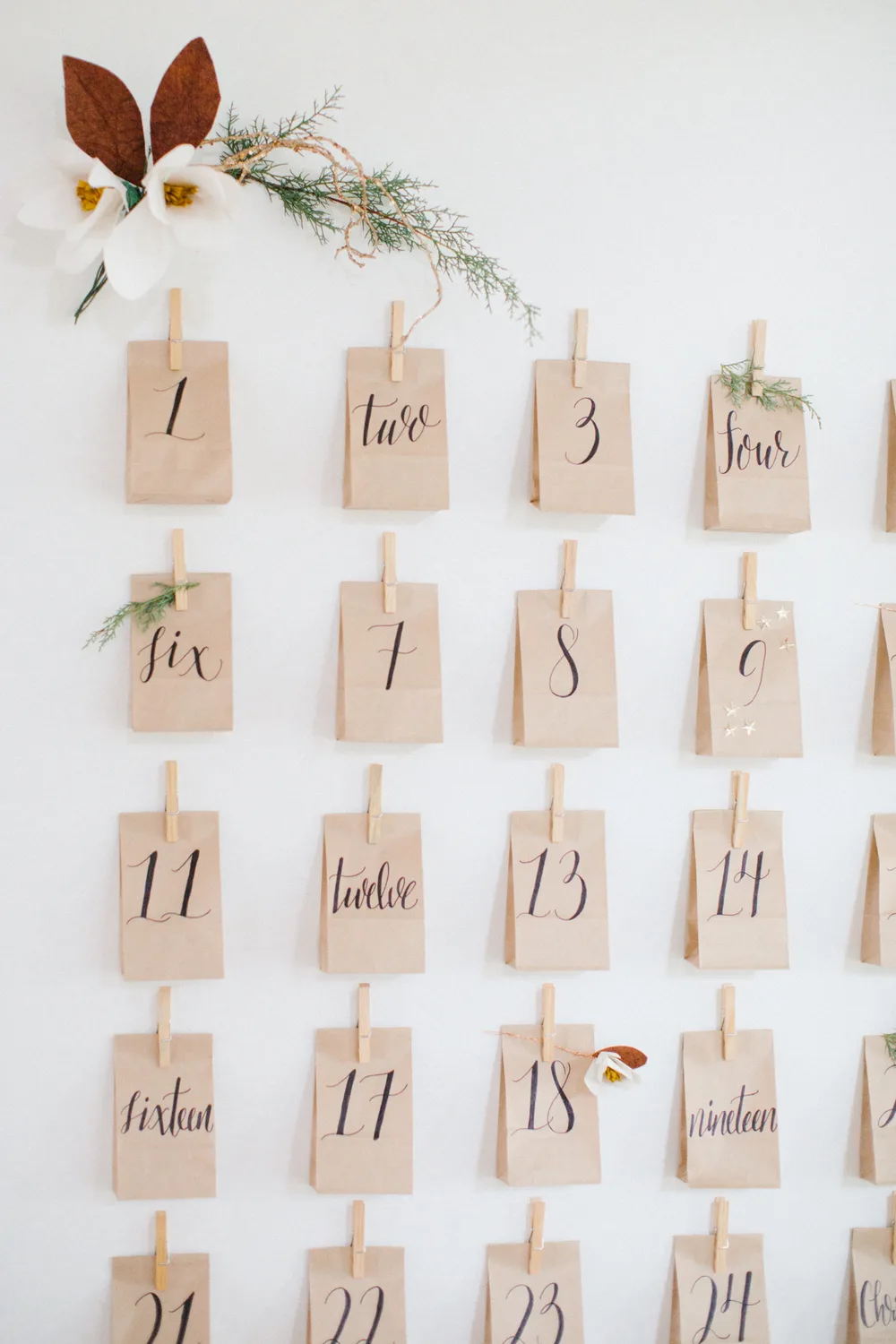 Un calendrier minimaliste en sachets kraft – calendrier de l’Avent DIY