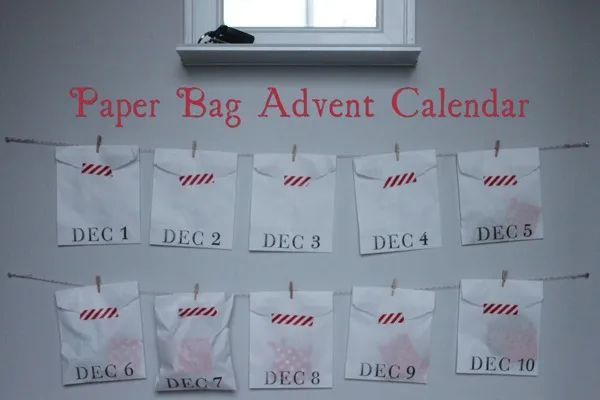 Un calendrier mural avec des sachets en papier – calendrier de l’Avent DIY