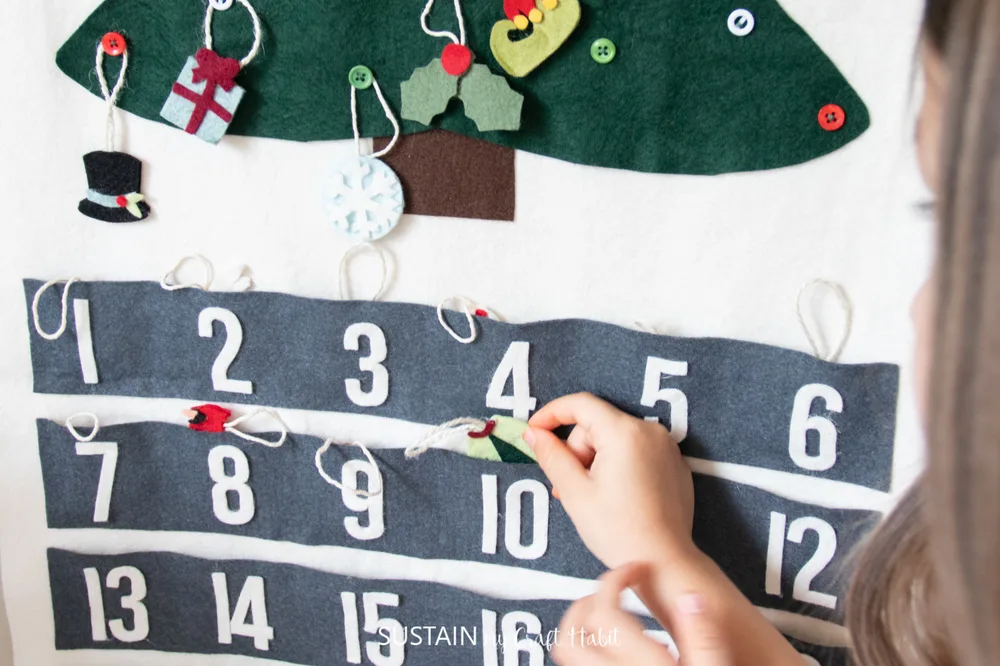 Un sapin-calendrier sans couture en feutrine – calendrier de l’Avent DIY