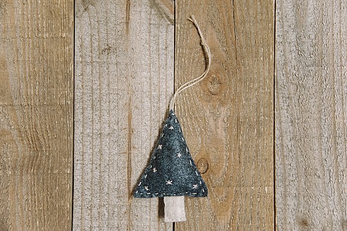 Petit sapin de Noël décoratif cousu dans de la feutrine grise