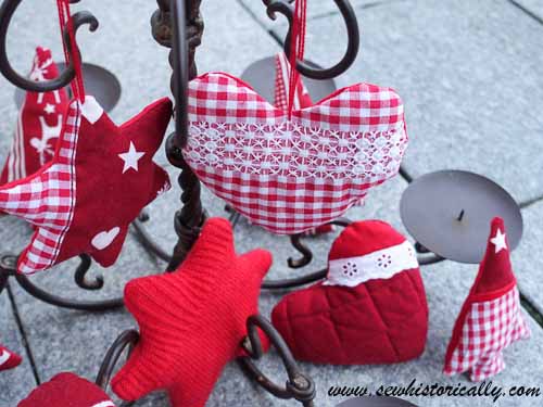 Ornements de Noël rembourrés en tissu rouge cousus à la main