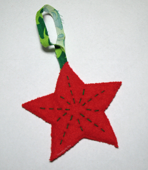 Étoile rouge de Noël en feutrine avec couture décorative et ruban vert