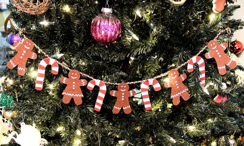 Guirlande de bonshommes en pain d’épices en feutrine accrochée au sapin de Noël