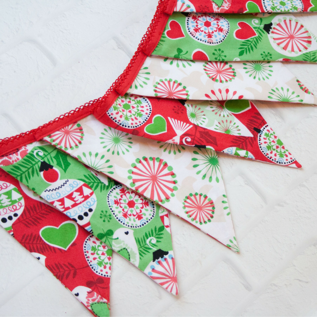 Bannière de fanions en tissu aux motifs de Noël accrochée au mur