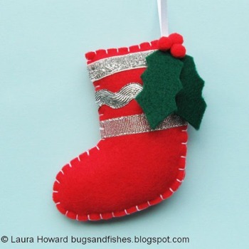 Mini chaussette de Noël en feutrine cousue avec un revers décoratif et une feuille de houx