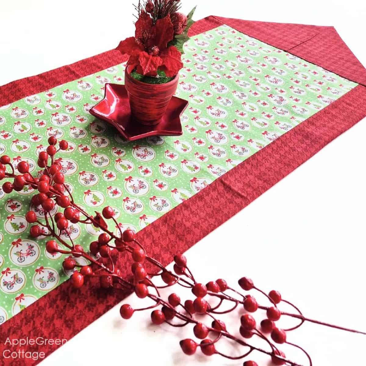 Chemin de table de Noël cousu dans un tissu imprimé festif avec des pointes aux extrémités