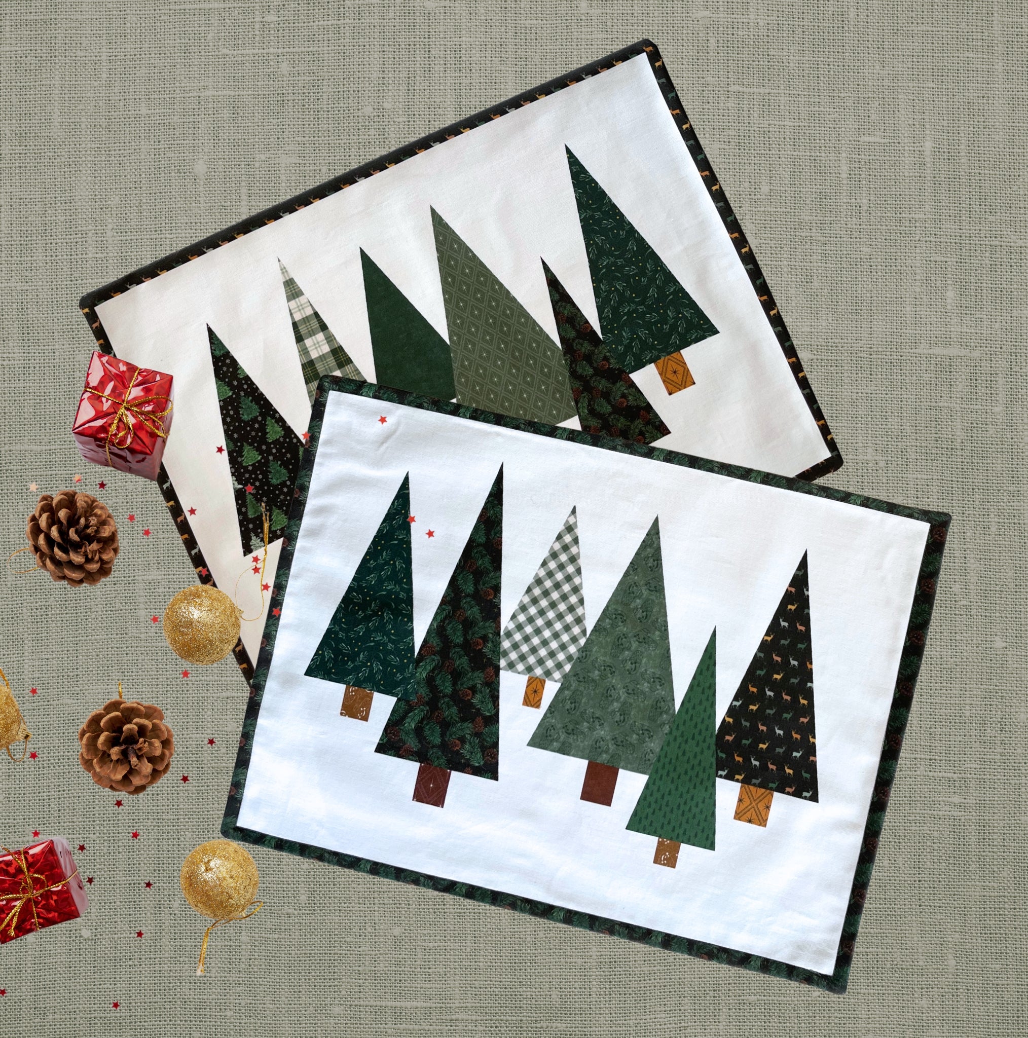 Deux sets de table de Noël cousus avec des motifs de sapins verts