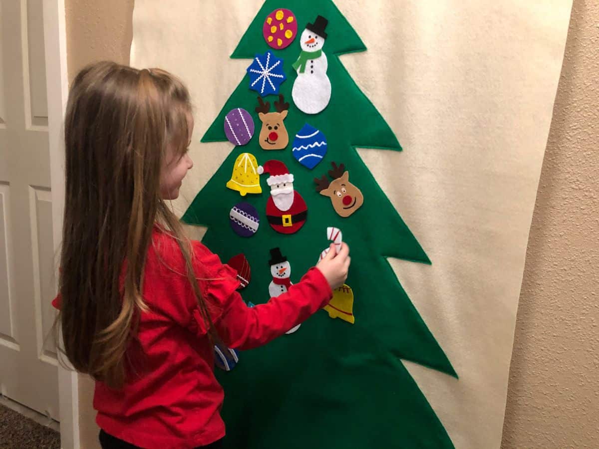 Grand sapin mural en feutrine décoré avec des ornements colorés