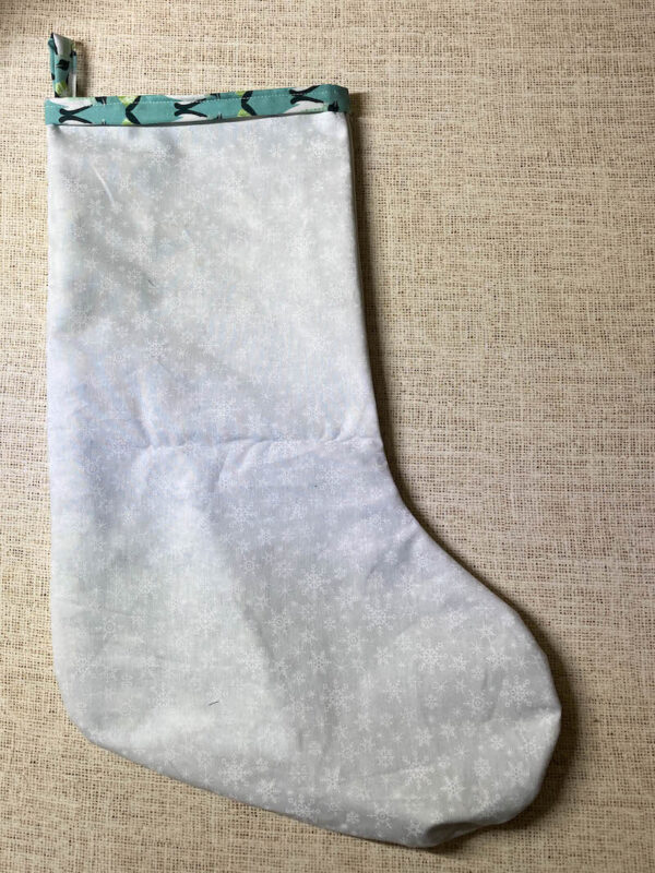 Chaussette de Noël en tissu cousue avec une doublure et une attache pour la suspendre