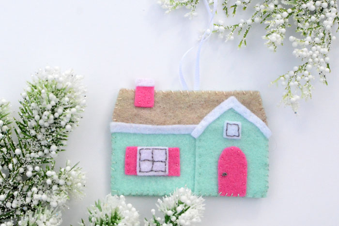 Ornement de Noël en feutrine en forme de petite maison aux détails roses