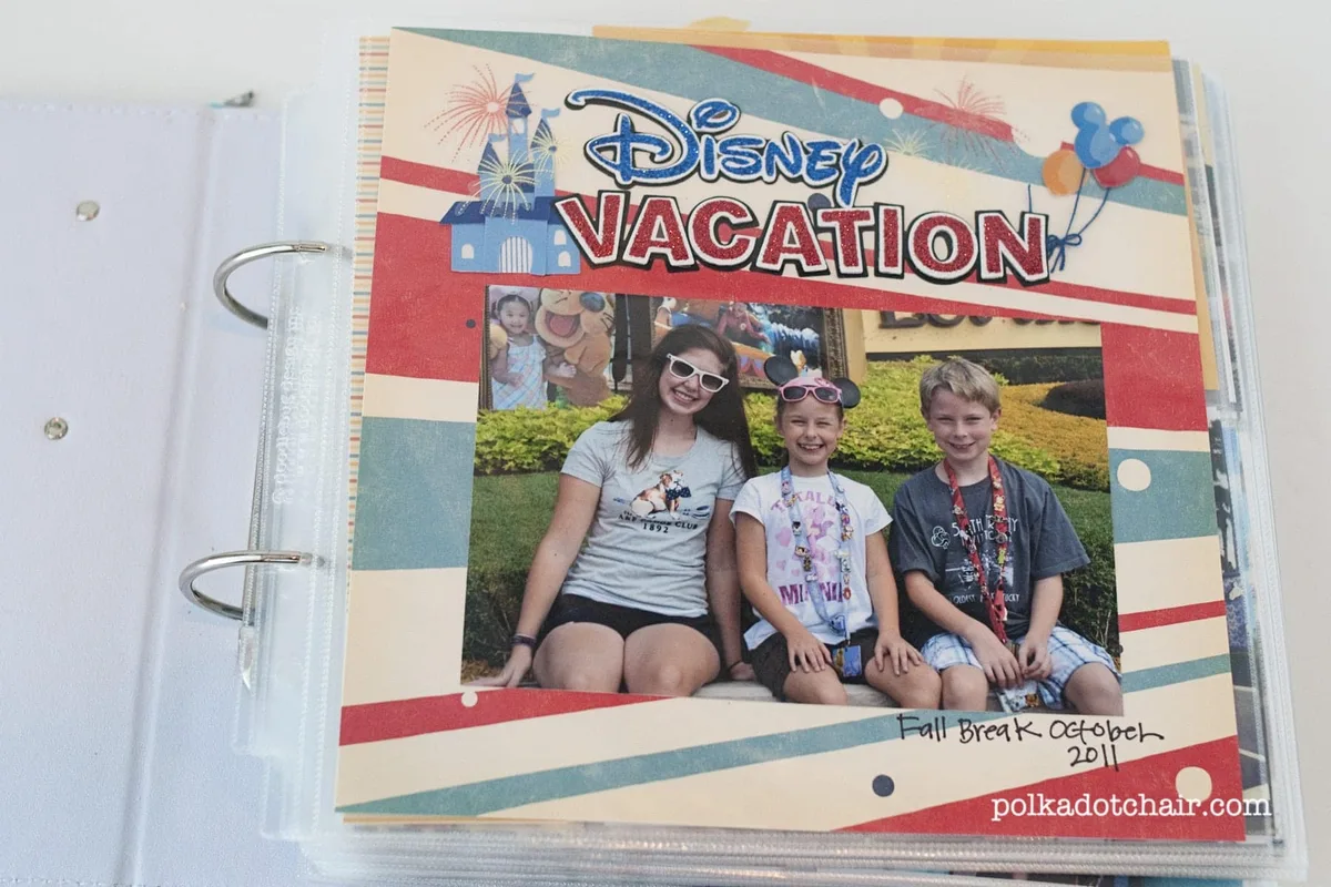 Album de vacances en famille avec photos et papiers rétro