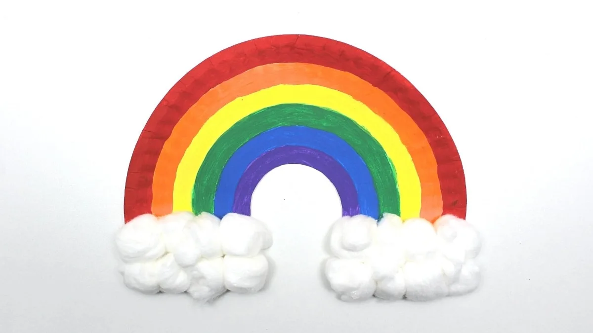 Arc-en-ciel coloré fabriqué avec une assiette en carton et du coton