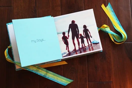 Carnet souvenir de vacances relié avec des rubans colorés