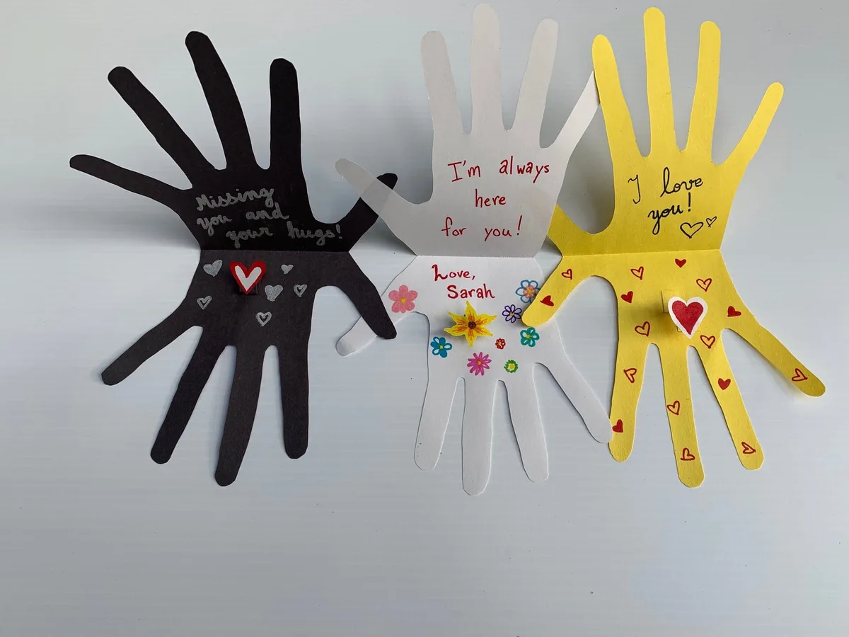 Cartes de vœux colorées faites à la main avec des formes de mains et des messages