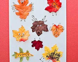 De petits animaux dessinés autour de feuilles – bricolage automne feuilles