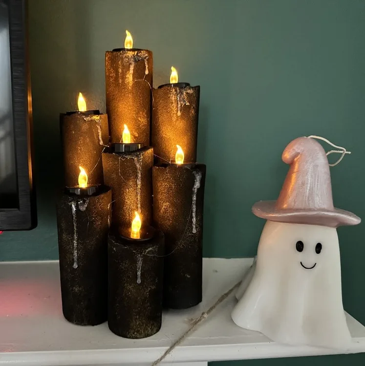 Des bougies noires fabriquées avec des frites de piscine – décoration Halloween DIY