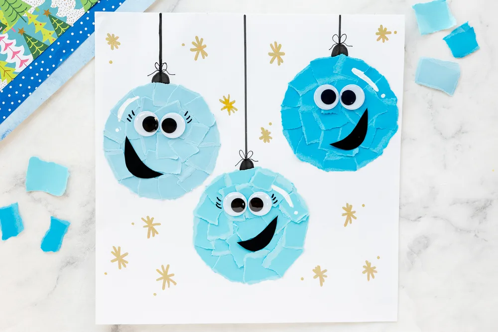 Des boules de Noël en papier déchiré – bricolage de Noël maternelle