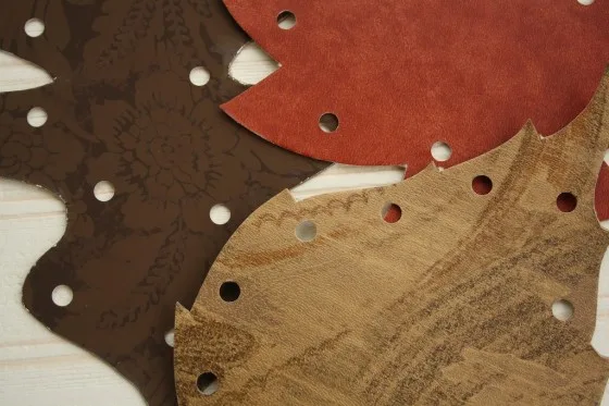 Des cartes-feuilles à lacer – bricolage automne feuilles