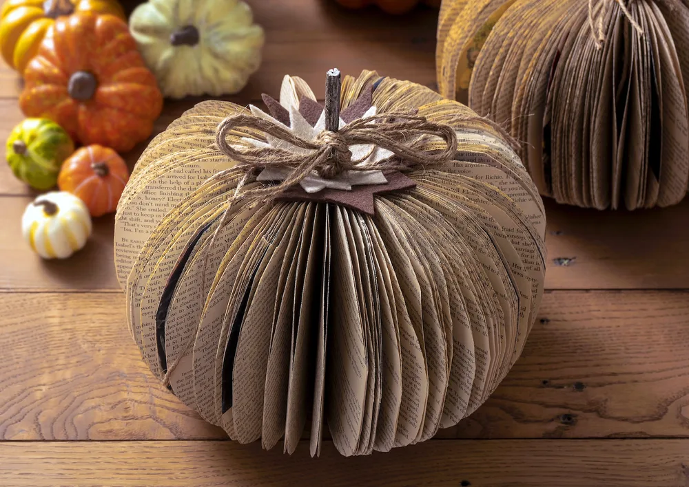 Des citrouilles décoratives en pages de livre – décoration Halloween DIY