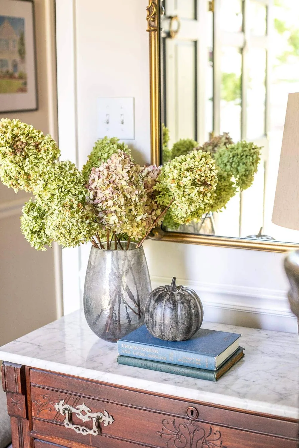 Des citrouilles peintes au style moderne – décoration Halloween DIY