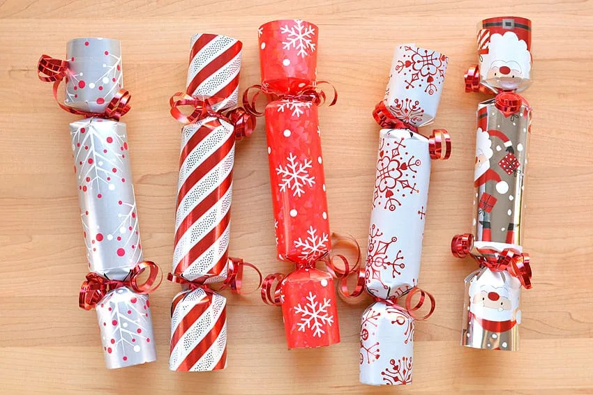 Des crackers de Noël faits maison – bricolage de Noël avec un rouleau de papier toilette
