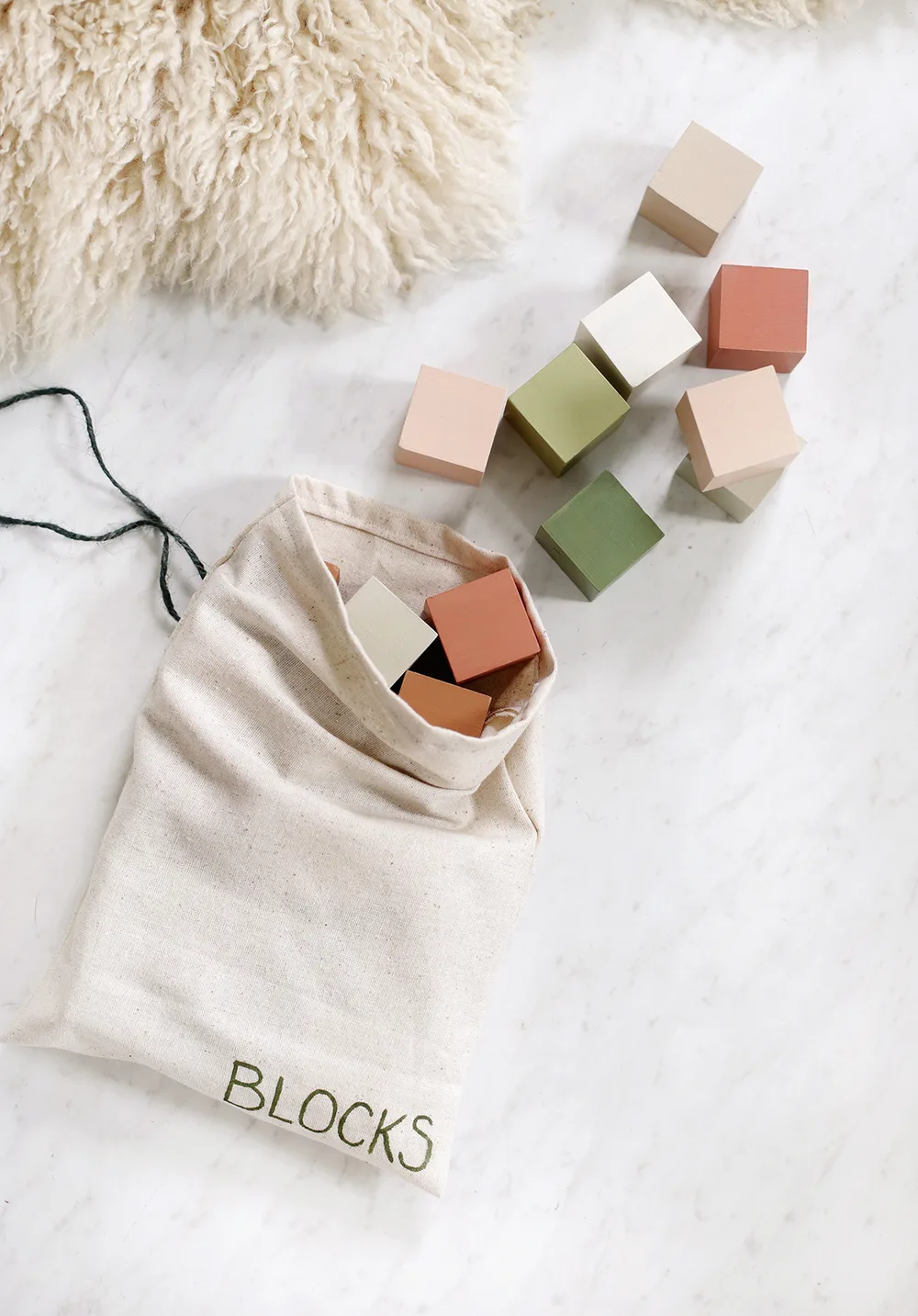 Des cubes en bois peints à la main – cadeau de Noël fait main