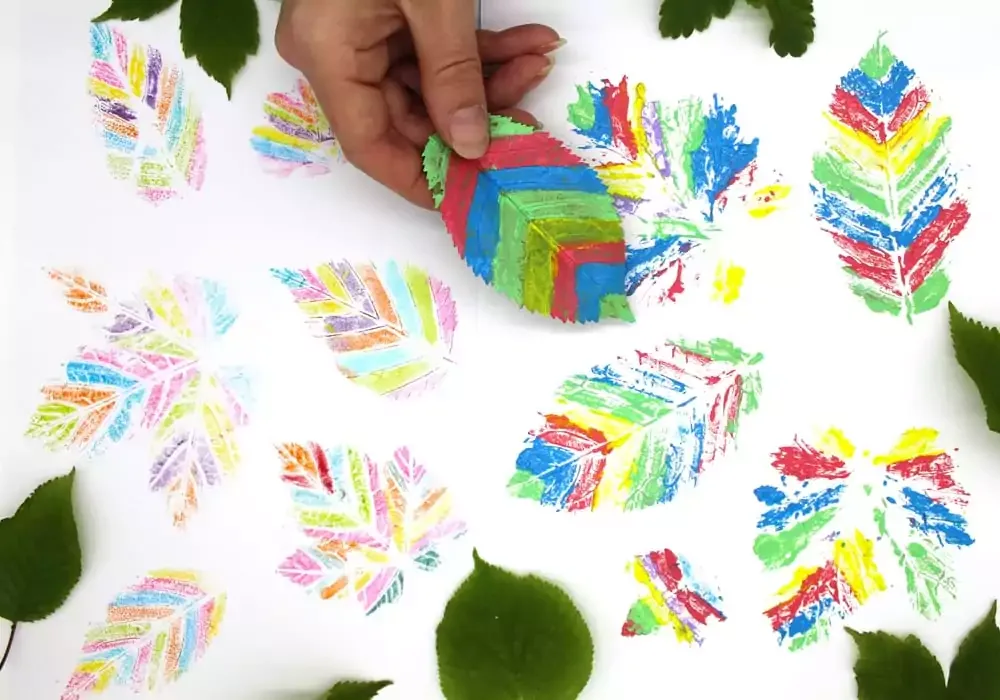 Des empreintes de feuilles multicolores – bricolage automne feuilles