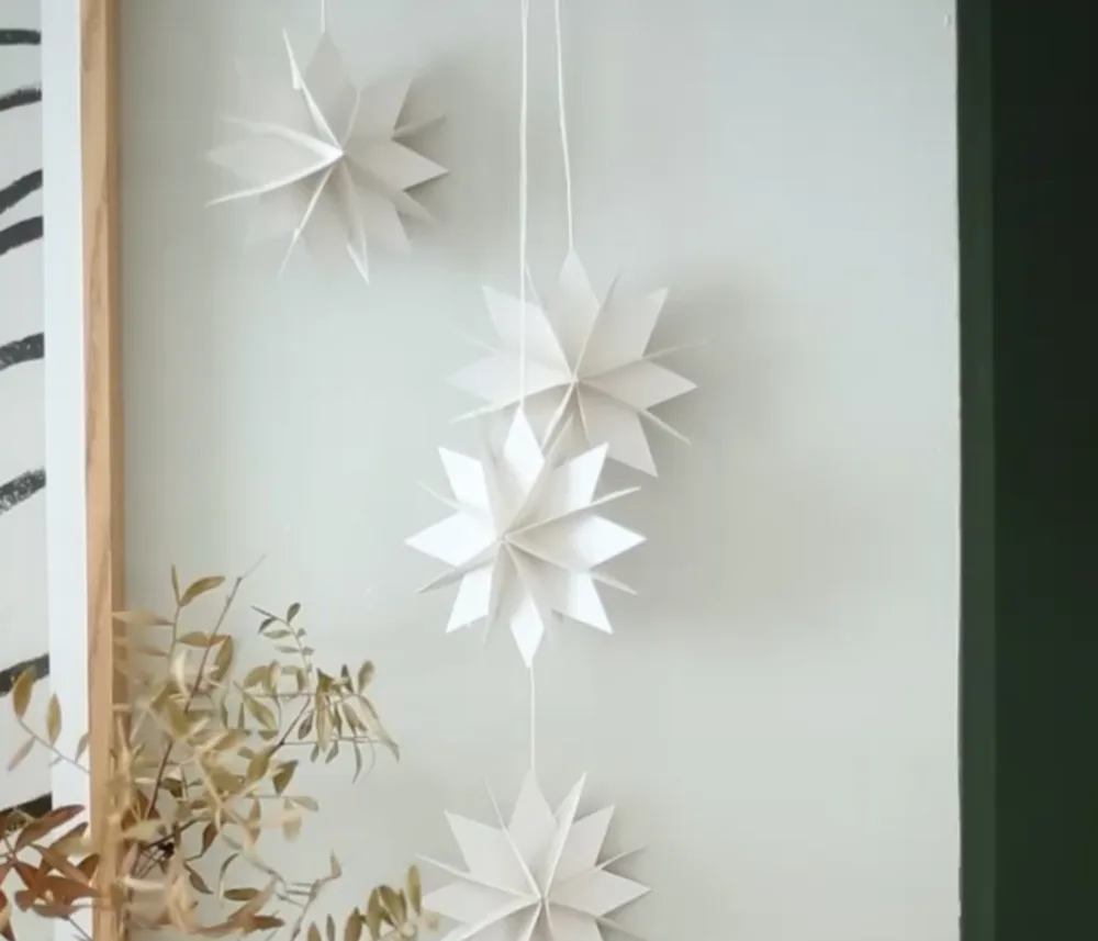 Des étoiles de Noël en carton recyclé – cadeau de Noël fait main