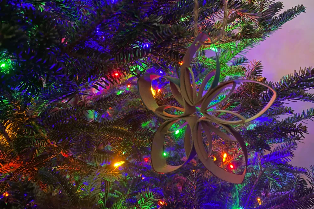 Des étoiles et flocons minimalistes – bricolage de Noël avec un rouleau de papier toilette